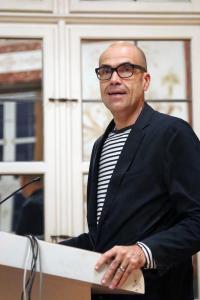 Studiengangleiter Prof. Daniel Halswick gratulierte zum Abschluss des Studiums (Foto: THWS/Egon Müller)