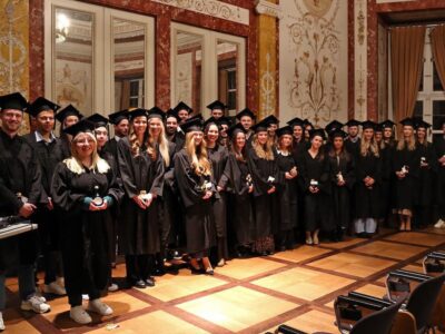 Die frisch gebackenen Absolventinnen und -absolventen des Masterstudiengangs Integrales Planen und Bauen an der THWS (Foto: THWS/Egon Müller)