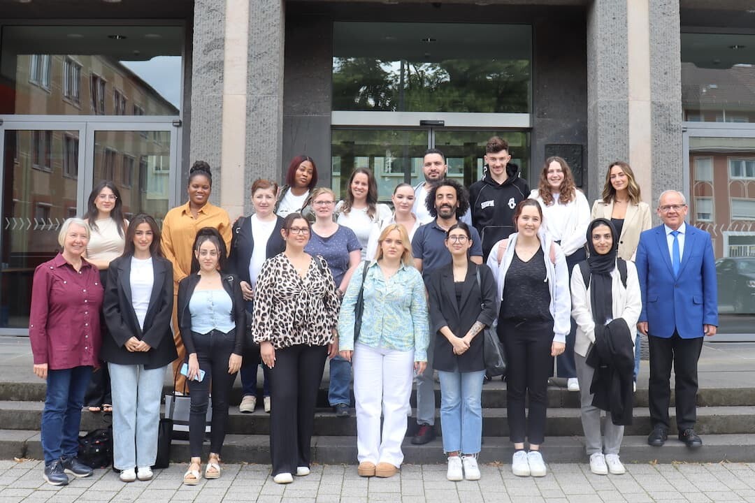 (Foto: Nicolas Rupp / Regierung von Unterfranken). Das Bild zeigt die Schülerinnen und Schüler des Oberkurses der Berufsfachschule für Pflege am Klinikum Würzburg Mitte, Standort Juliusspital, nach dem Empfang durch Regierungspräsident Dr. Eugen Ehmann (rechts). Begleitet wurde die Klasse von Hildegard Ziegler (links) und Meike Freitag (2. Reihe, 4. v. l.).