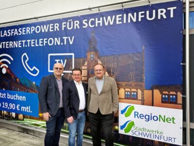Bildquelle: Stadtwerke Schweinfurt GmbH, Sebnem Geiling von links: Uwe Stoll, Geschäftsführer expert Schweinfurt GmbH; Norbert May, Key Account Manager Stadtwerke Schweinfurt GmbH; Thomas Stoll, Geschäftsführer expert Schweinfurt GmbH