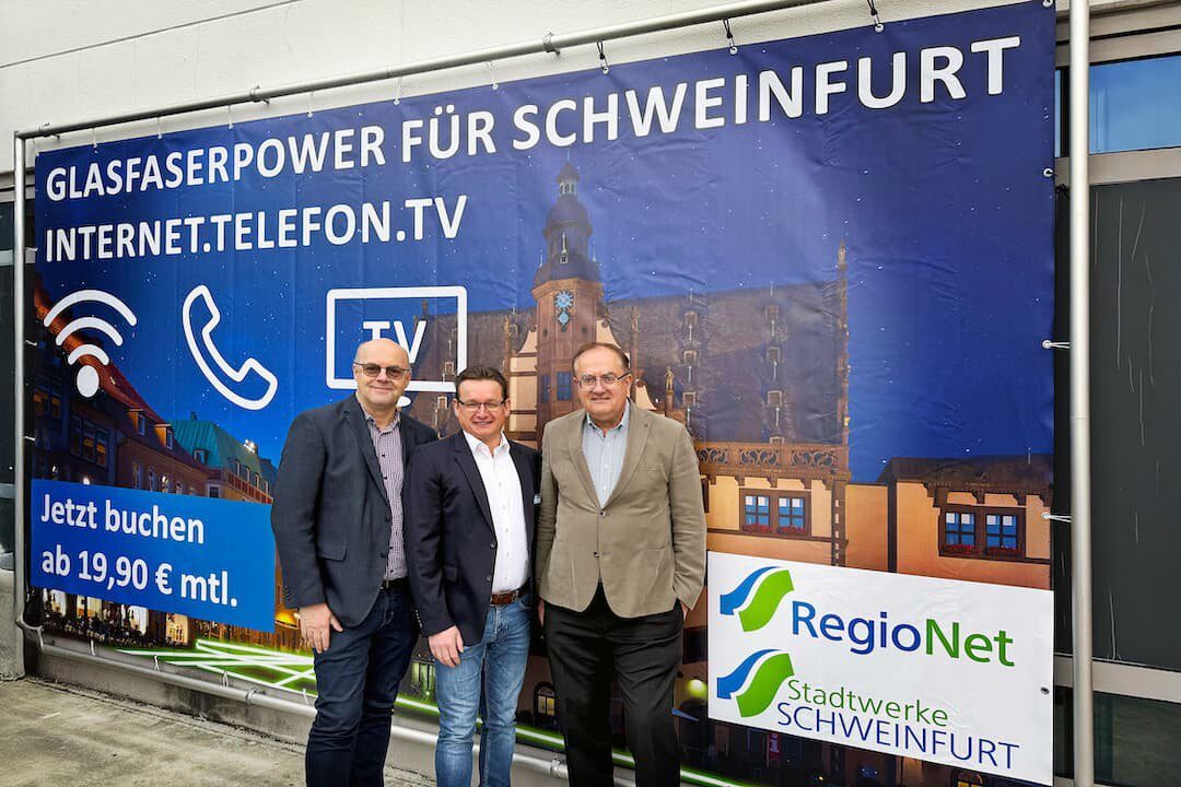 Bildquelle: Stadtwerke Schweinfurt GmbH, Sebnem Geiling von links: Uwe Stoll, Geschäftsführer expert Schweinfurt GmbH; Norbert May, Key Account Manager Stadtwerke Schweinfurt GmbH; Thomas Stoll, Geschäftsführer expert Schweinfurt GmbH