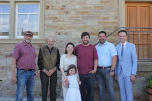 Familie Rudolph / Merthen gemeinsam mit Landrat Florian Töpper und Erstem Bürgermeister Johannes Grebner in Ebertshausen.