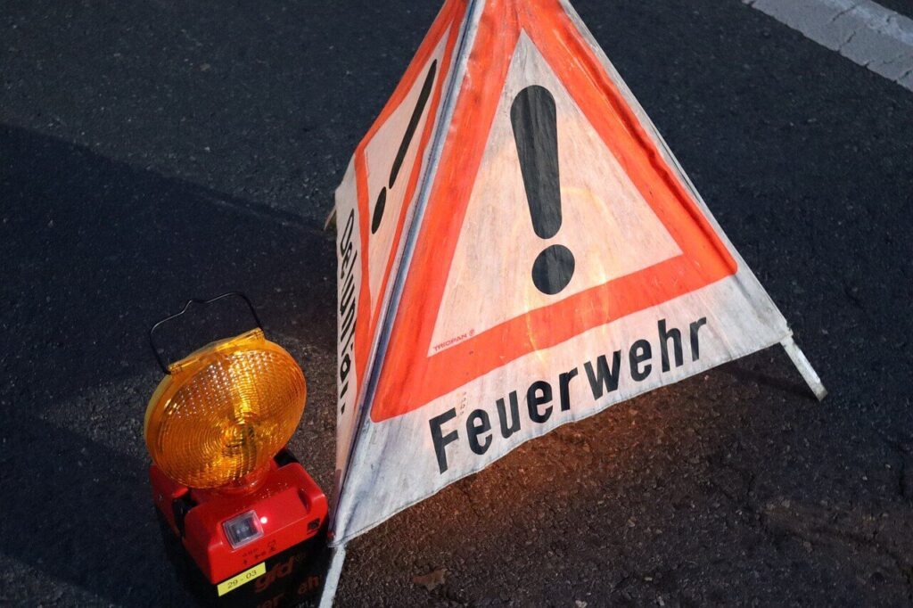 Trockenheit erhöht die Brandgefahr – Wiese in Flammen – Einsatzkräfte verhindern Schlimmeres