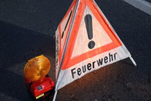 Trockenheit erhöht die Brandgefahr – Wiese in Flammen – Einsatzkräfte verhindern Schlimmeres