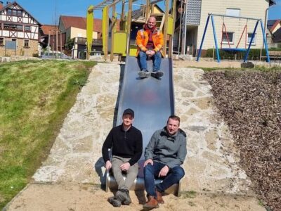 Das Foto zeigt einer der letzten großen Projekte in Reichmannshausen, die Fertigstellung des Erlebnisspielplatzes an der Kirche. Von links Alexander Gütlein, Bauhofleiter Philipp Nees und Bürgermeister Stefan Rottmann. (Foto David Zahn)
