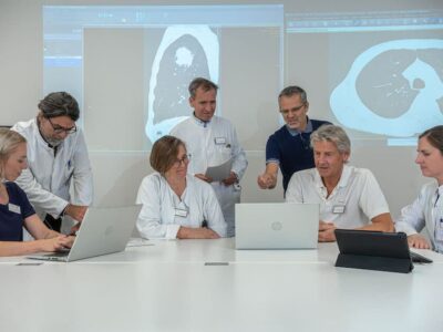 In der regelmäßig stattfindenden Tumorkonferenz wird interdisziplinär die individuelle Behandlungsmethode jedes Patienten besprochen. Foto: Marc Hanson
