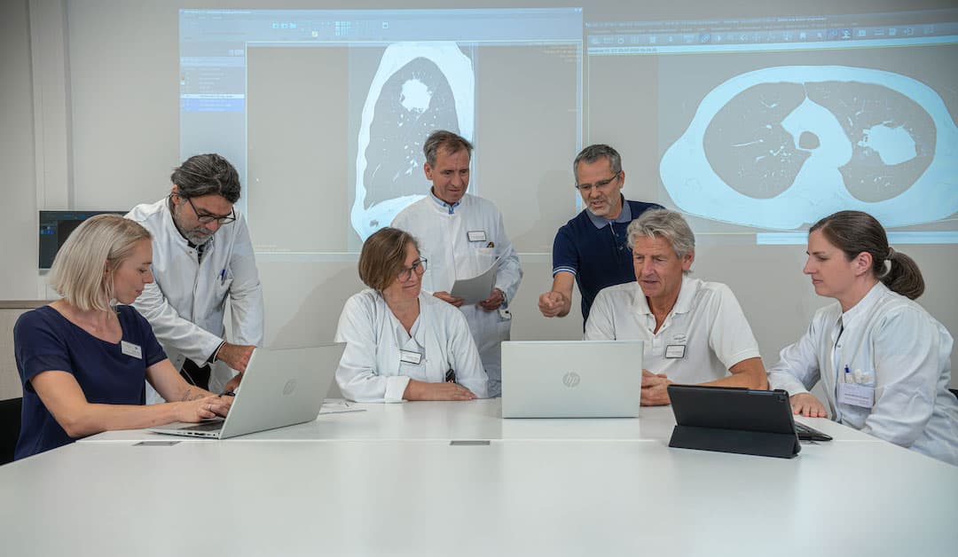 In der regelmäßig stattfindenden Tumorkonferenz wird interdisziplinär die individuelle Behandlungsmethode jedes Patienten besprochen. Foto: Marc Hanson