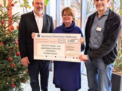 Charlotte Lamb übergab den Scheck an den Chefarzt der Klinik für Kinder- und Jugendpsychiatrie, PD Dr. med. Wolfgang Briegel, und Stefan Stapf, dem 1. Vorsitzenden des Fördervereins des Leopoldina-Krankenhauses. Foto: Julia Schüler