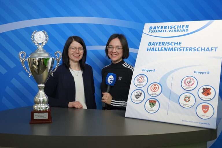 Auslosung der Bayerischen Hallenmeisterschaft der Frauen mit Verbands-Spielleiterin Kerstin Costa (l.) und Moderatorin Theresa Leinfelder.