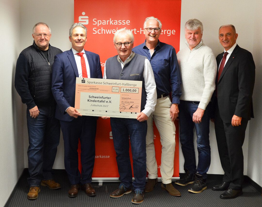 Das Foto (© Thomas Engert) zeigt von links nach rechts: Bernd Hertlein (1. Fußballschule Schweinfurt), Vorstandsvorsitzenden Peter Schleich (Sparkasse), Stefan Labus und Peter Kruse (Schweinfurter Kindertafel), Wolfgang Hau (1. Fußballschule Schweinfurt), Vorstandsmitglied Roberto Nernosi (Sparkasse)