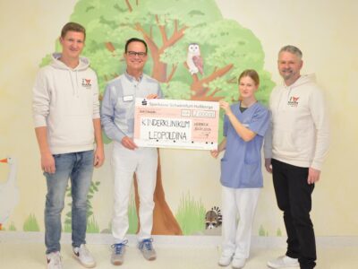 Von links nach rechts: Julian Brand (Leitung Marketing Schuler+Eisner), Chefarzt Dr. Johannes Herrmann, Amelie Stefi mit Papa Thomas Stefi (Verkaufsleiter Schuler+Eisner), Foto: Christian Kirchner