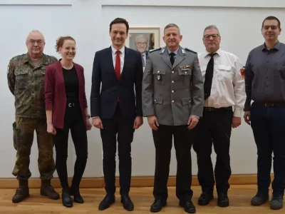 Im Bild, von links: Oberstleutnant Oliver Jung, Sonja Weidinger (Abteilungsleiterin „Öffentliche Sicherheit und Ordnung“ Landratsamt Schweinfurt), Landrat Florian Töpper, Oberst Matthias Kampf, Kreisbrandrat Holger Strunk und Florian Zippel (Leiter Arbeitsbereich „Katastrophenschutz und Feuerwehrwesen“ Landratsamt Schweinfurt) Foto: Melina Bosbach/Landratsamt Schweinfurt