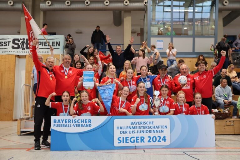 Die U15-Juniorinnen des 1. FC Passau sind Bayerischer Hallenmeister 2024. Foto: Tanja Wohllaib/BFV