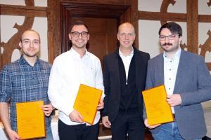 Prof. Dr. Dr. h. c. Robert Grebner, Präsident der THWS (2. v. re.), mit den besten Absolvierenden des Masterstudiengangs Elektro- und Informationstechnik (Foto: THWS/Eva Kaupp)