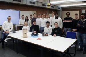 Alle drei Gruppen des Entwicklungsprojekts mit Studierenden aus den Bachelorstudiengängen Maschinenbau, Wirtschaftsingenieurwesen und Business and Engineering (Foto: THWS/Frank Hüllmandel)