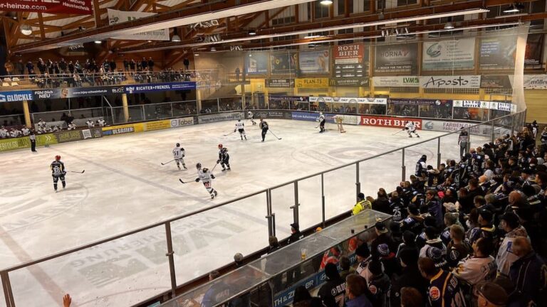 Ein temporeiches, insgesamt enges Spiel bekamen die 370 Zuschauerinnen und Zuschauer im Schweinfurter Icedome am Sonntag Abend zu sehen. Foto: MD