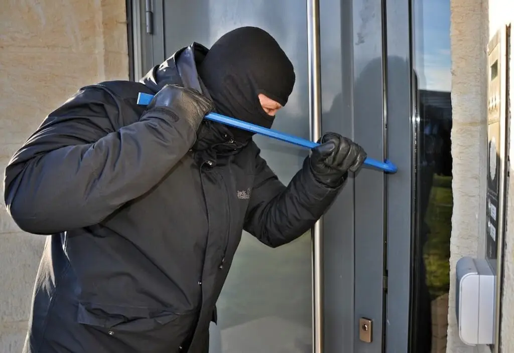 Verdacht des schweren Raubes in Einfamilienhaus – Schnelle Festnahme durch Polizei – Drei Tatverdächtige in Haft