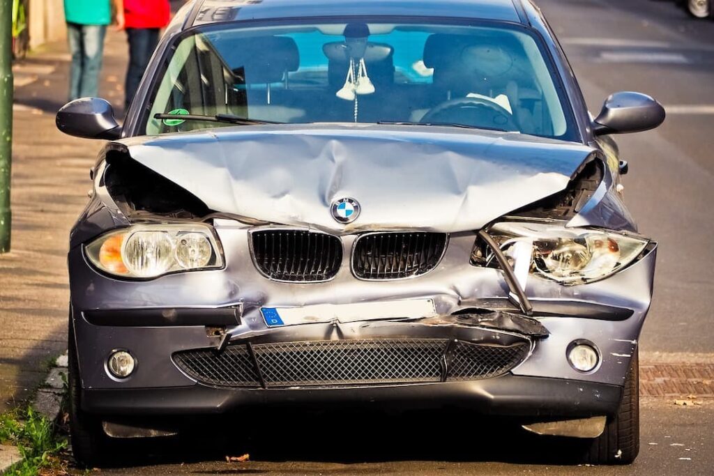 Sechs Tage im Besitz des Führerscheins: Fahranfänger verursacht mit seinem BMW einen Unfall mit einer verletzten Person