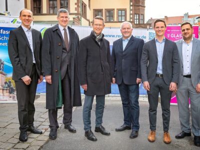 (v. l. n. r.): Andreas Göb, Bereichsleiter Technik Stadtwerke Schweinfurt GmbH, Thomas Kästner, Geschäftsführer Stadtwerke Schweinfurt GmbH, Oberbürgermeister, Sebastian Remelé, Aufsichtsratsvorsitzender Stadtwerke Schweinfurt GmbH, Erwin Rieger, Fiber Süd, Local Head Team Würzburg, Tobias Volk, Projektleiter, Sebastian Landgraf, Teamleiter Digitalisierung. Foto: Anand Anders