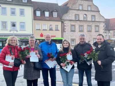 Gemeinsam Rosen verteilen am Schweinfurter Busbahnhof Roßmarkt: SPD-Vorsitzende Marietta Eder, ASF-Vorsitzende Heike Joos, Sigurd Stock, Tatjana Schlitz, Bernd Friedel, MdB Markus Hümpfer Bild: Holger Schmitt