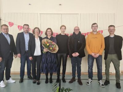 Das Foto zeigt von links: Jan Hußlein (Gemeinde Schonungen), Bürgermeister Stefan Rottmann, Personalrätin Astrid Gäb, die neue Rektorin der Grundschule Mainblick Schonungen Jana Niedermeyer, Konrektorin Katja Muschler, Schulrat Frank Hagen, Elternbeirat Robert Lux und Pfarrer Andreas Duft. (Foto Melanie Braun)
