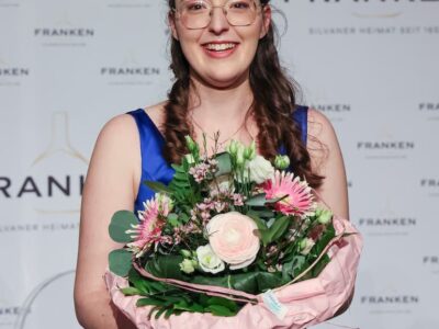 Frisch gekrönt: Lisa Lehritter heißt die 66. Fränkische Weinkönigin: Foto: Rudi Merkl/ Gebietsweinwerbung Frankenwein-Frankenland GmbH