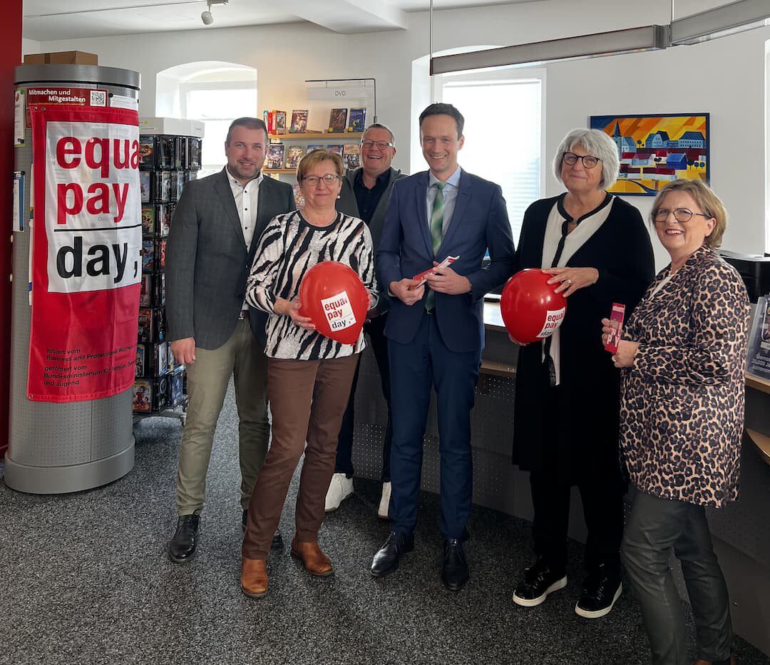 Im Bild, von links: 1. Bürgermeister Stefan Rottmann, Schonungens Gleichstellungsbeauftragte Beate Wolker, 2. Bürgermeister Jürgen Geist, Landrat Florian Töpper, Gleichstellungsbeauftragte des Landkreises Schweinfurt Ute Suckfüll und Bibliothekleitung Cornelia Walter. Foto: Jule Köblitz