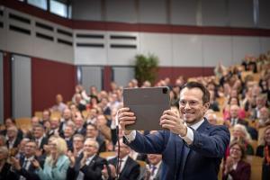 Der neue Präsident der THWS Prof. Dr. Jean Meyer beim Selfie mit dem Publikum in der vollbesetzten Warema-Renkhoff-Aula in Schweinfurt (Foto: THWS/Jule Müller)