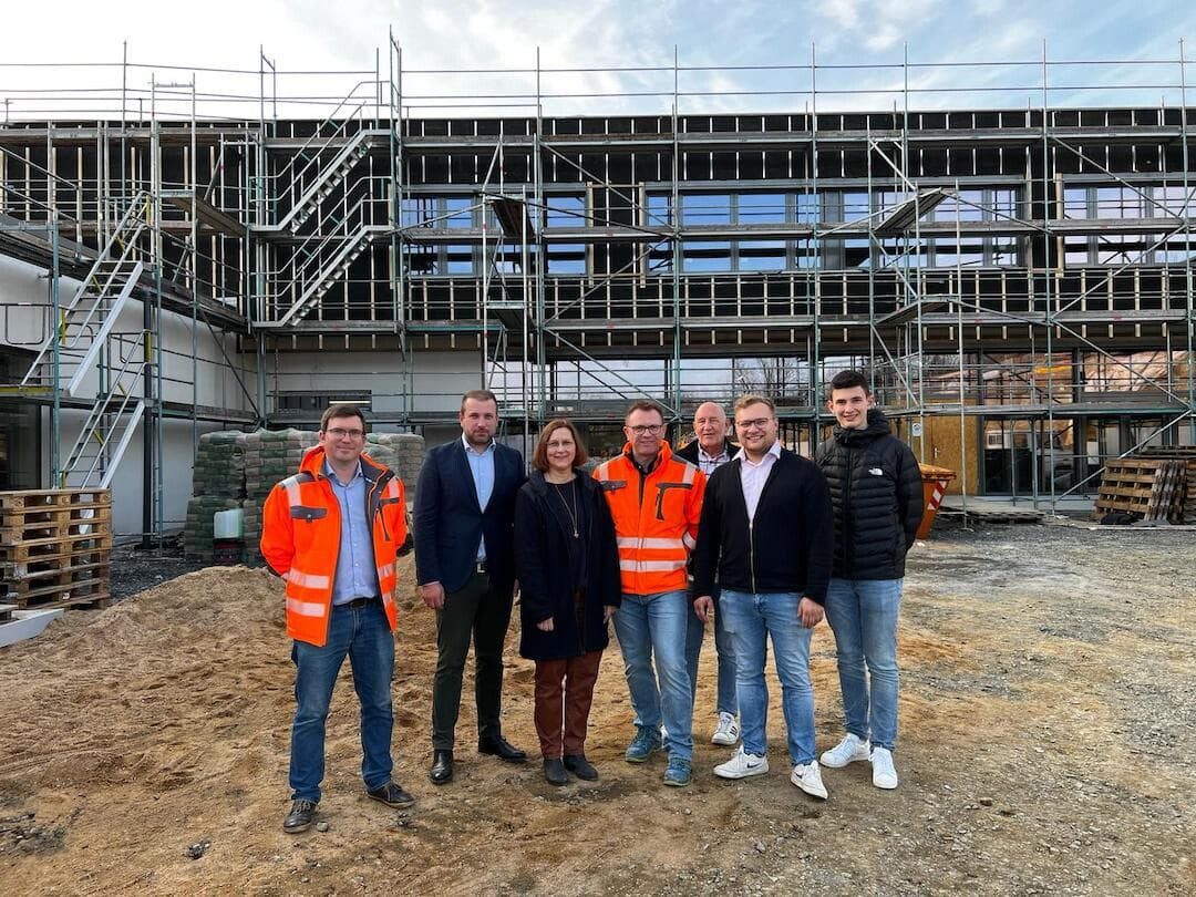 Von links der Leiter der Bauverwaltung Sebastian Heurich, Bürgermeister Stefan Rottmann, die Schulleiterin Jana Niedermeyer, Bautechniker Lutz Brückner, Gemeinderat Gerald Gleichmann, Jan Hußlein und Noah Distler von der Rathausverwaltung. (Foto Jule Köblitz)