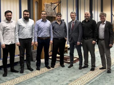 Im Bild (v.l.n.r.): Sefa Yildirim, Zuständiger für die Öffentlichkeitsarbeit der Islamischen Gemeinschaft Milli Görüs (IGMG), Ortsverein Schweinfurt e.V. (Fatih Moschee); Fatih Bilir, Vorsitzender der Gemeinschaft Milli Görus (IGMG), Ortsverein Schweinfurt e.V. (Fatih Moschee); Mehmet Ciy, Vorsitzender der DITIB Zentral Moschee Schweinfurt e.V.; Mahmoud Shatat, Vorsitzender der Assalam Moschee Schweinfurt (DSMS e.V.); Oberbürgermeister Sebastian Remelé; Selman Kaptan, 2. Vorstandsvorsitzender des Integrations- und Bildungsvereins e.V. (IBV); Sozialreferent Jürgen Montag Bild: Claudia Federspiel