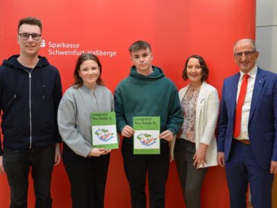 RoadToPrivatinsolvenz 1.Platz Nachhaltigkeit Regiomontanus Gymnasium Haßfurt: Alexander Dittrich (Lehrkraft), Christina Müller, Maximilian Müller (Team „RoadToPrivatinsolvenz“), Kathrin Mehrl (Spielleiterin) und Roberto Nernosi (Vorstandsmitglied)