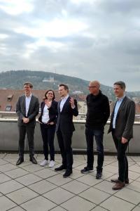 Die neue Hochschulleitung bei einem Videodreh (v. li.): Vizepräsident Prof. Dr. Achim Förster, Vizepräsidentin Prof. Dr. Kristin Weber, Präsident Prof. Dr. Jean Meyer, Vizepräsident Prof. Dr. Martin Naumann und Kanzler Stefan Hartmann (Foto: THWS/Eva Kaupp)