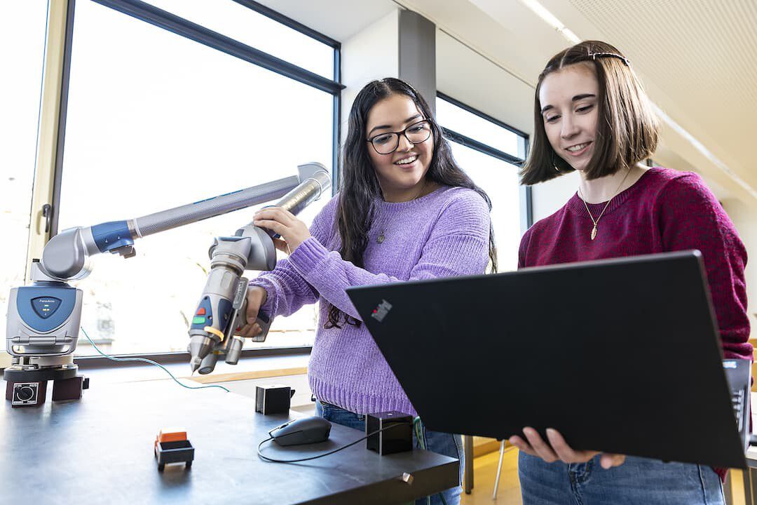 Selbst Hand anlegen – bei einem praxisorientierten Studium wie „Angewandte Mathematik“ an der THWS ist das garantiert (Foto: Stefan Bausewein)