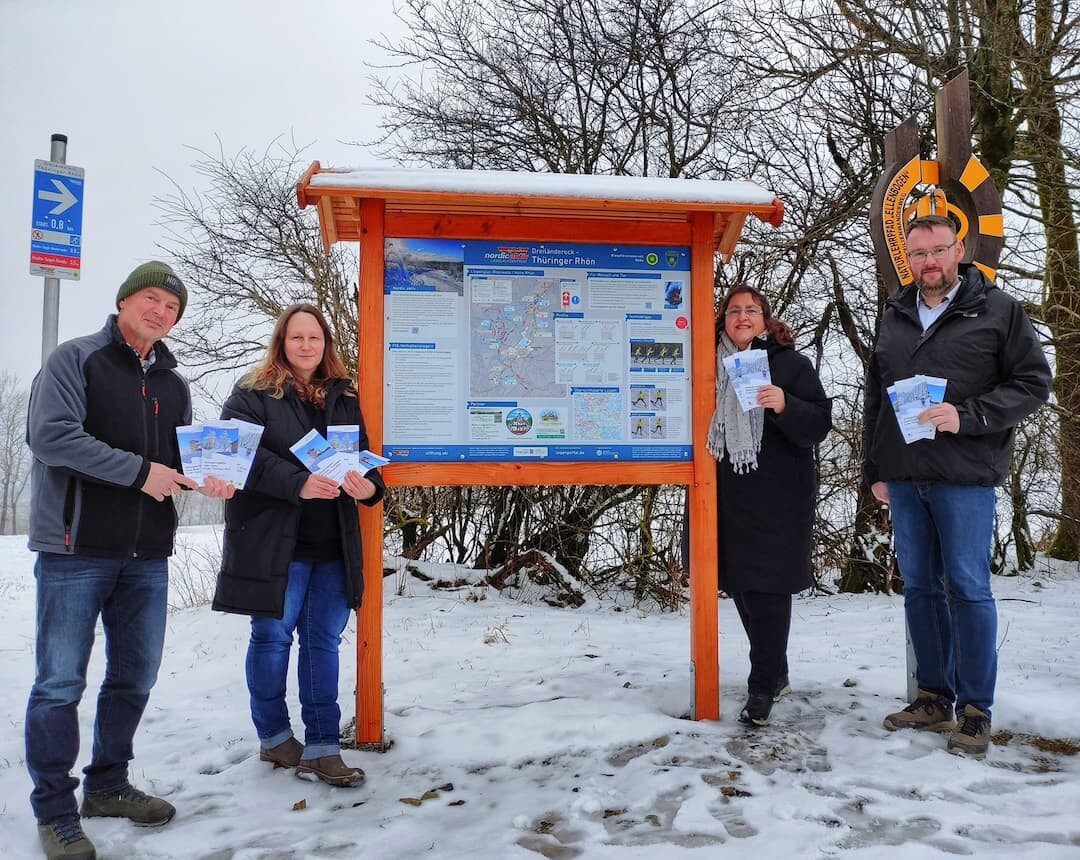 Neue Starttafel und Loipenbeschilderung auf dem Ellenbogen. v. l. n. r. Rolf Köhler (Neue Arbeit Thüringen e. V.), Nadja Thürbeck (UNESCO-Biosphärenreservat Rhön – Thüringer Verwaltung), Regina Filler (Rhönforum e. V.), Erik Thürmer (Verwaltungsgemeinschaft Hohe Rhön) / Foto: Nadine Arnrich