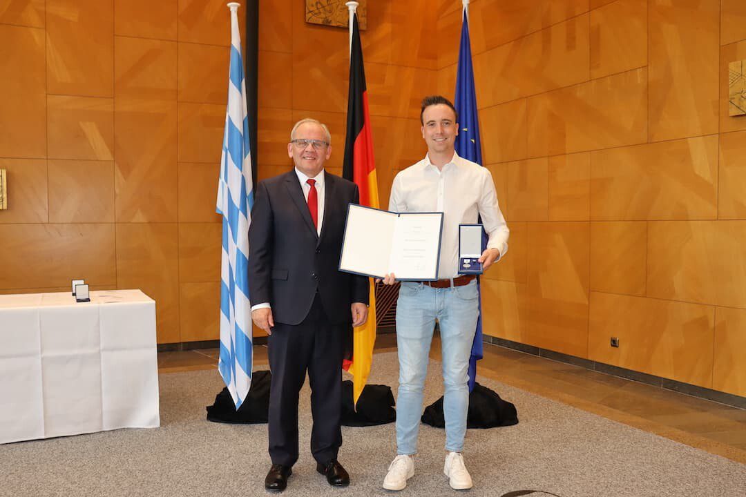 Regierungspräsident Dr. Eugen Ehmann (links) überreichte die Christophorus-Medaille an Sebastian Pfister (rechts). Fotos: Nicolas Rupp/Regierung von Unterfranken
