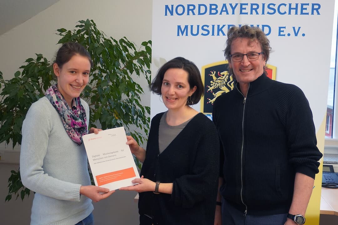 Dr. Laura Blauth von der THWS übergab Monika Feldmeier und Gerhard Cäsar vom Kooperationspartner Nordbayerischer Musikbund (NBMB) die fertige Handreichung (Foto: NBMB/Gerhard Cäsar)