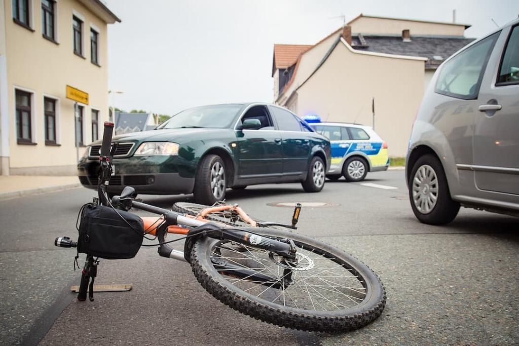 Kind missachtet Vorfahrt auf Fahrrad – Zusammenstoß mit Pkw – 10-Jähriger glücklicherweise nur leicht verletzt