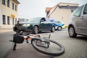 Kind missachtet Vorfahrt auf Fahrrad – Zusammenstoß mit Pkw – 10-Jähriger glücklicherweise nur leicht verletzt