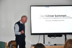 Referent Hermann Fien bei seinem Vortrag zum Thema Hühnerhaltung in der Hessischen Verwaltungsstelle des UNESCO-Biosphärenreservats Rhön in Hilders. / Foto: Martin Kremer