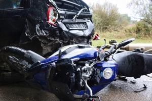 Verkehrsunfall mit zwei Motorrädern und einem Pkw – Motorradfahrer schwer verletzt – Sachschaden von knapp 50.000 Euro
