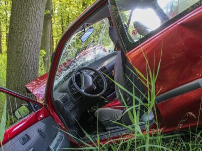 Unfall PKW gegen Baum