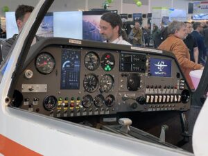 Emissionsfrei fliegen: Auf der AERO-Messe zeigt die THWS ihr Wasserstoff-Flugzeug Taifun 17 H2 mit selbstentwickeltem Innenleben (Foto THWS/Johannes Paulus)