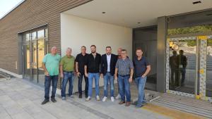 Das Foto zeigt von links Gemeinderat Alexander Nicklaus, 3. Bürgermeister Bernd Götzendörfer, 2. Bürgermeister Jürgen Geist, Gemeinderat Sebastian Lösch, 1. Bürgermeister Stefan Rottmann und die Gemeinderäte Gerald Gleichmann, Jürgen Lindner sowie Bautechniker Lutz Brückner. (Fotos Volker Voit)