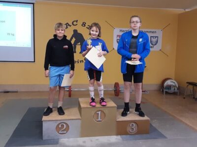 Siegerehrung Kinder/Schüler: Ivan Polke (Schweinfurt), Jana Noe (Ingolstadt) und Leonhard Maier (Bayreuth). Foto von Ulrike Zehner