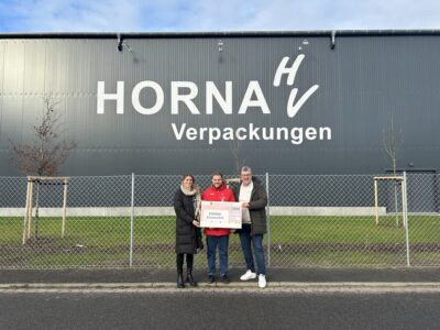 Personen von links nach rechts: Lisa Horna (Authorized Representative HORNA GmbH Verpackungen), Thomas Horna (CEO HORNA GmbH Verpackungen), Florian Dinkel (1. Präsident ESKAGE). Bildrechte: HORNA GmbH Verpackungen