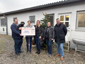 Personen von links nach rechts: Johannes Saal (1. Vorsitzender Tierheim Schwebheim), Christina Herrmann (Tierheimleiterin Tierheim Schwebheim), Lisa Horna (Authorized Representative HORNA GmbH Verpackungen), Verena Freund (1. Schriftführerin Tierheim Schwebheim), Sebastian Horna (Product Manager Machines HORNA GmbH Verpackungen). Bildrechte: HORNA GmbH Verpackungen