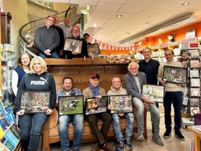 im Bild oben (v.l.): Torsten Ott (Schatzmeister), Peter Stößel (Beisitzer), Walter Raab (Buchhandlung Collibri), Georg Kestler und Rainer Kiesel im Bild unten (v.l.): Ursula Leher (stellv. Vorsitzende), Sonja Grad, Dieter Bauer, Rudolf Kunz, Peter Weber, Ekkehard Römmelt, Florian Dittert (Vorsitzender) und Roman Wolf Bildrecht: Rosi Kunz