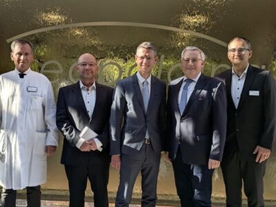 Die offizielle Vorstellung der Kooperation erfolgte durch Prof. Dr. Stephan Kanzler (Chefarzt MED 2 und Leiter des Darm- und Pankreaskarzinomzentrums), Dr. Bernd Seese (Ärztlicher Direktor des TZBU), Oberbürgermeister Sebastian Remelé, Bezirkstagspräsident Stefan Funk und Leopoldina-Geschäftsführer Jürgen Winter. (Foto Julia Schüler)