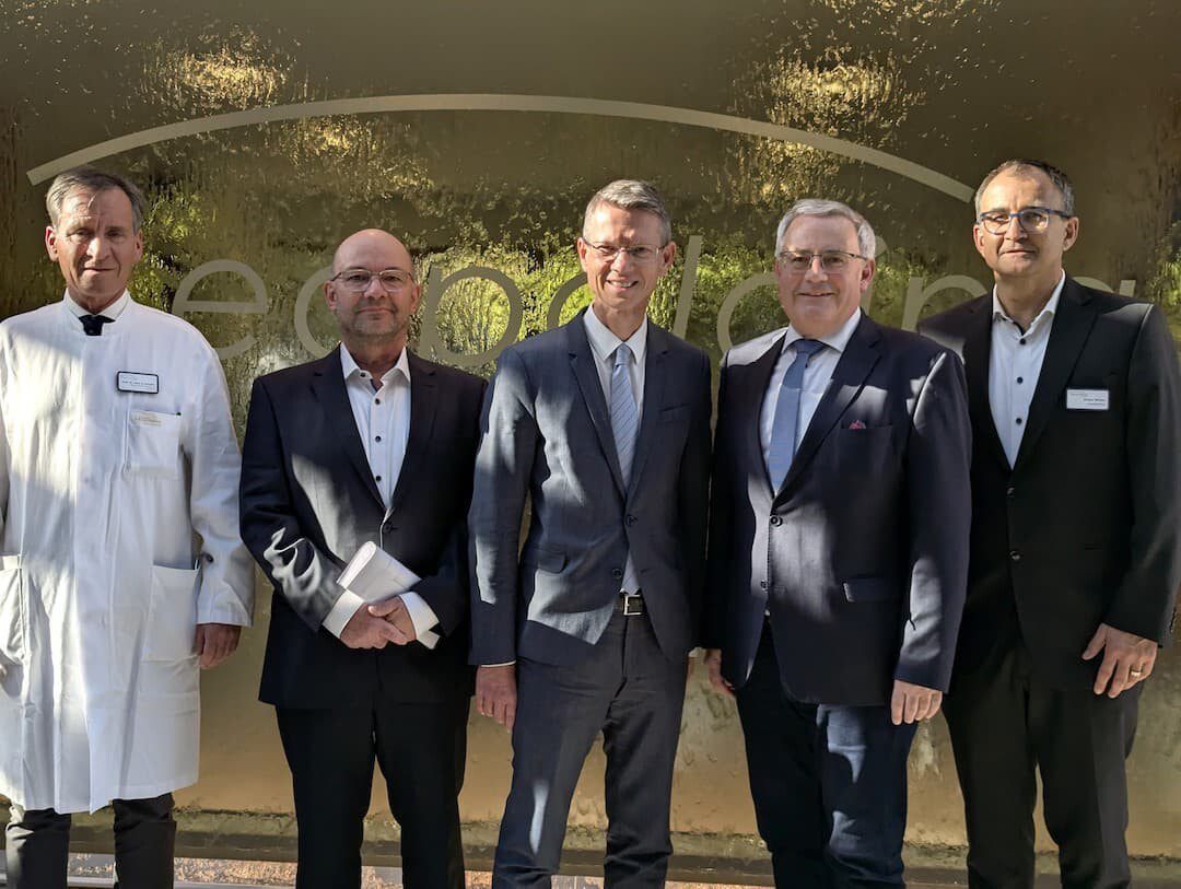 Die offizielle Vorstellung der Kooperation erfolgte durch Prof. Dr. Stephan Kanzler (Chefarzt MED 2 und Leiter des Darm- und Pankreaskarzinomzentrums), Dr. Bernd Seese (Ärztlicher Direktor des TZBU), Oberbürgermeister Sebastian Remelé, Bezirkstagspräsident Stefan Funk und Leopoldina-Geschäftsführer Jürgen Winter. (Foto Julia Schüler)