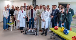 Judith Gerlach (bayerische Staatsministerin für Pflege, Gesundheit und Prävention) gemeinsam mit dem Team der Akutgeriatrie im Gruppentherapieraum. Foto: Marc Hanson